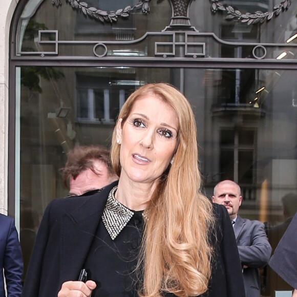 Céline Dion quitte l'hôtel Royal Monceau sous l'oeil amusé de ses jumeaux Eddy et Nelson à Paris le 15 juin 2016.