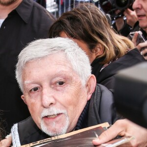 Céline Dion quitte l'hôtel Royal Monceau sous l'oeil amusé de ses jumeaux Eddy et Nelson à Paris le 15 juin 2016.
