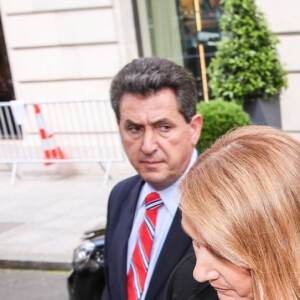 Céline Dion quitte l'hôtel Royal Monceau sous l'oeil amusé de ses jumeaux Eddy et Nelson à Paris le 15 juin 2016.