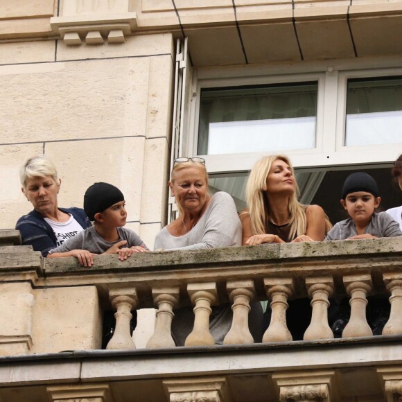 Céline Dion quitte l'hôtel Royal Monceau sous l'oeil amusé de ses jumeaux Eddy et Nelson à Paris le 15 juin 2016.