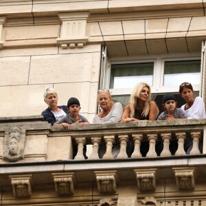 Céline Dion quitte l'hôtel Royal Monceau sous l'oeil amusé de ses jumeaux Eddy et Nelson à Paris le 15 juin 2016.