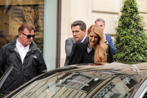 Céline Dion quitte l'hôtel Royal Monceau sous l'oeil amusé de ses jumeaux Eddy et Nelson à Paris le 15 juin 2016.