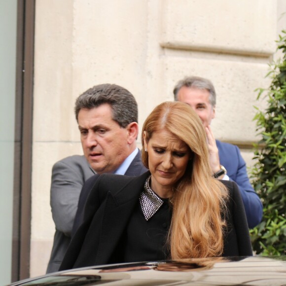 Céline Dion quitte l'hôtel Royal Monceau sous l'oeil amusé de ses jumeaux Eddy et Nelson à Paris le 15 juin 2016.