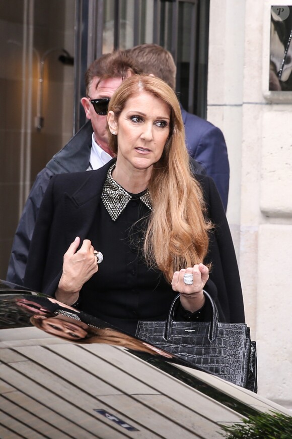 Céline Dion quitte l'hôtel Royal Monceau sous l'oeil amusé de ses jumeaux Eddy et Nelson à Paris le 15 juin 2016.
