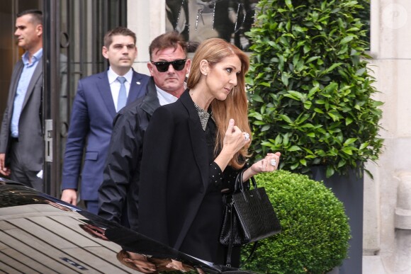 Céline Dion quitte l'hôtel Royal Monceau sous l'oeil amusé de ses jumeaux Eddy et Nelson à Paris le 15 juin 2016.