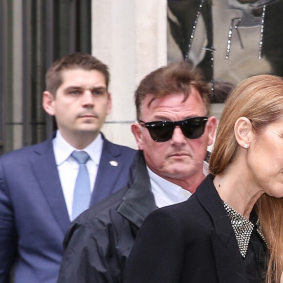 Céline Dion quitte l'hôtel Royal Monceau sous l'oeil amusé de ses jumeaux Eddy et Nelson à Paris le 15 juin 2016.