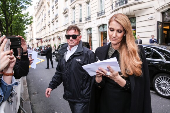 Céline Dion quitte l'hôtel Royal Monceau sous l'oeil amusé de ses jumeaux Eddy et Nelson à Paris le 15 juin 2016.