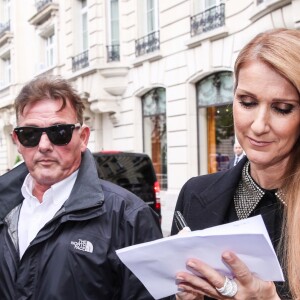 Céline Dion quitte l'hôtel Royal Monceau sous l'oeil amusé de ses jumeaux Eddy et Nelson à Paris le 15 juin 2016.