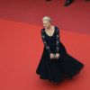 Helen Mirren - Montée des marches du film "La fille inconnue" lors du 69e Festival International du Film de Cannes. Le 18 mai 2016.