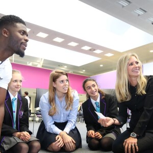 La princesse Beatrice d'York et Holly Branson lors d'une séance de poésie à l'école School 21 dans l'Est de Londres le 15 juin 2016 en soutien de l'association Big Change qu'elle ont confondée en 2012.