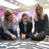 La princesse Beatrice d'York et Holly Branson en visite à l'école School 21 dans l'Est de Londres le 15 juin 2016 en soutien de l'association Big Change qu'elle ont confondée en 2012.