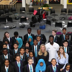 La princesse Beatrice d'York et Holly Branson en visite à l'école School 21 dans l'Est de Londres le 15 juin 2016 en soutien de l'association Big Change qu'elle ont confondée en 2012.