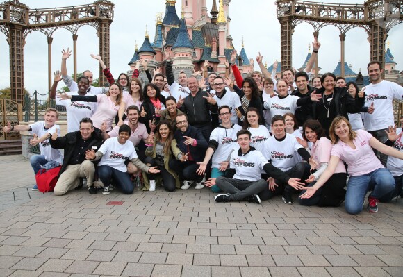 Exclusif - Laurie Cholewa, Hedia Charni, Karima Charni, Nicolas Rossignol (président de l'association) et Pascal Soetens (Pascal, le grand frère) au concert des 10 ans de l'association "Tout le monde contre le cancer" à Disneyland Paris. Marne-la-Vallée, le 12 juin 2016. © Ausset Lacroix-Gorassini/Bestimage