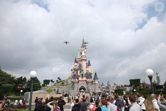 Exclusif - 2 Alpha Jet de La Patrouille de France survolent Disneyland Paris pour les 10 ans de l'association "Tout le monde contre le cancer". Marne-la-Vallée, le 12 juin 2016. © Ausset Lacroix-Gorassini/Bestimage