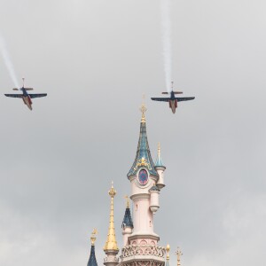 Exclusif - 2 Alpha Jet de La Patrouille de France survolent Disneyland Paris pour les 10 ans de l'association "Tout le monde contre le cancer". Marne-la-Vallée, le 12 juin 2016.