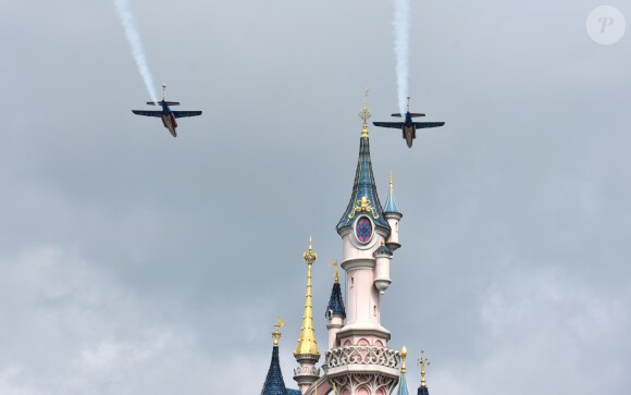 Exclusif - 2 Alpha Jet de La Patrouille de France survolent Disneyland Paris pour les 10 ans de l'association "Tout le monde contre le cancer". Marne-la-Vallée, le 12 juin 2016. © Ausset Lacroix-Gorassini/Bestimage