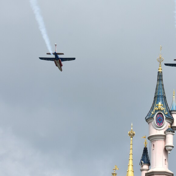 Exclusif - 2 Alpha Jet de La Patrouille de France survolent Disneyland Paris pour les 10 ans de l'association "Tout le monde contre le cancer". Marne-la-Vallée, le 12 juin 2016. © Ausset Lacroix-Gorassini/Bestimage