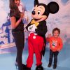 Exclusif - Merci de flouter le visage des enfants - Cindy Fabre et son fils Elio- au concert des 10 ans de l'association "Tout le monde contre le cancer" à Disneyland Paris. Marne-la-Vallée, le 12 juin 2016. (