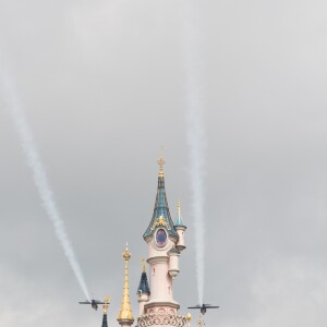Exclusif - 2 Alpha Jet de La Patrouille de France survolent Disneyland Paris pour les 10 ans de l'association "Tout le monde contre le cancer". Marne-la-Vallée, le 12 juin 2016.