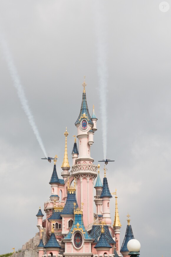Exclusif - 2 Alpha Jet de La Patrouille de France survolent Disneyland Paris pour les 10 ans de l'association "Tout le monde contre le cancer". Marne-la-Vallée, le 12 juin 2016.