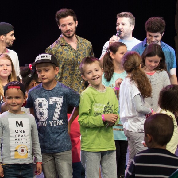 Exclusif - Merci de flouter le visage des enfants - Arcadian (The Voice 5) et Bruno Guillon au concert des 10 ans de l'association "Tout le monde contre le cancer" à Disneyland Paris. Marne-la-Vallée, le 12 juin 2016.