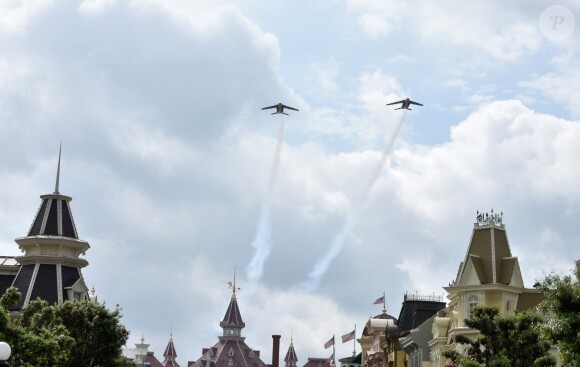 Exclusif - 2 Alpha Jet de La Patrouille de France survolent Disneyland Paris pour les 10 ans de l'association "Tout le monde contre le cancer". Marne-la-Vallée, le 12 juin 2016. © Ausset Lacroix-Gorassini/Bestimage