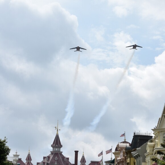Exclusif - 2 Alpha Jet de La Patrouille de France survolent Disneyland Paris pour les 10 ans de l'association "Tout le monde contre le cancer". Marne-la-Vallée, le 12 juin 2016. © Ausset Lacroix-Gorassini/Bestimage