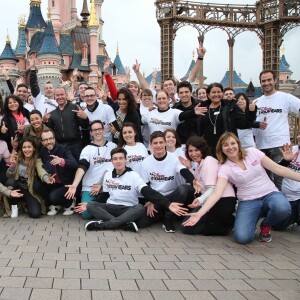 Exclusif - Laurie Cholewa, Hedia Charni, Karima Charni, Nicolas Rossignol (président de l'association) et Pascal Soetens (Pascal, le grand frère) au concert des 10 ans de l'association "Tout le monde contre le cancer" à Disneyland Paris. Marne-la-Vallée, le 12 juin 2016. © Ausset Lacroix-Gorassini/Bestimage