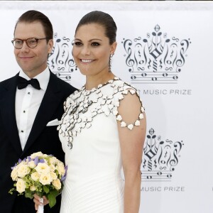 La princesse Victoria de Suède (en robe Ralph Lauren, bijoux de corps H&M, minaudière By Malene Birger) et le prince Daniel le 16 juin 2016 à la Maison des concerts de Stockholm pour la cérémonie du Polar Music Prize, qui a consacré Cecilia Bartoli (catégorie musicien classique) et Max Martin (catégorie musicien contemporain).