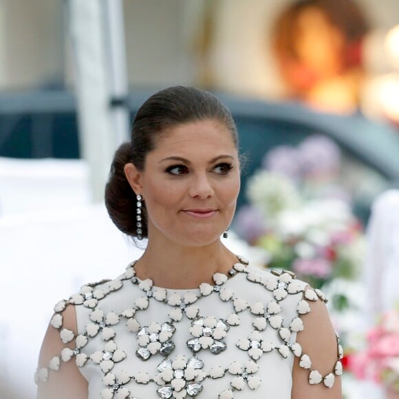 La princesse Victoria de Suède (en robe Ralph Lauren, bijoux de corps H&M, minaudière By Malene Birger) et le prince Daniel le 16 juin 2016 à la Maison des concerts de Stockholm pour la cérémonie du Polar Music Prize, qui a consacré Cecilia Bartoli (catégorie musicien classique) et Max Martin (catégorie musicien contemporain).