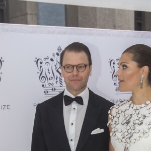 La princesse Victoria de Suède (en robe Ralph Lauren, bijoux de corps H&M, minaudière By Malene Birger) et le prince Daniel le 16 juin 2016 à la Maison des concerts de Stockholm pour la cérémonie du Polar Music Prize, qui a consacré Cecilia Bartoli (catégorie musicien classique) et Max Martin (catégorie musicien contemporain).