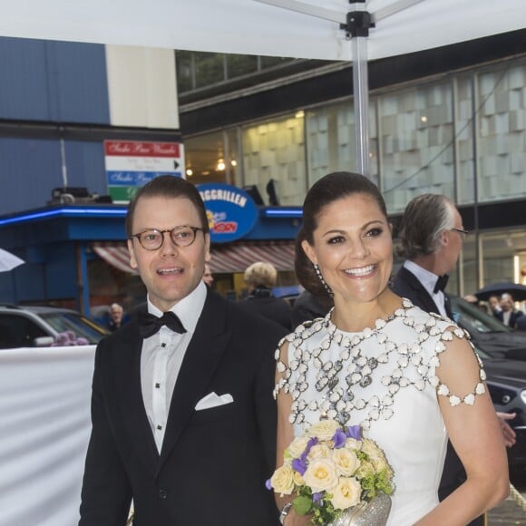 La princesse Victoria de Suède (en robe Ralph Lauren, bijoux de corps H&M, minaudière By Malene Birger) et le prince Daniel le 16 juin 2016 à la Maison des concerts de Stockholm pour la cérémonie du Polar Music Prize, qui a consacré Cecilia Bartoli (catégorie musicien classique) et Max Martin (catégorie musicien contemporain).