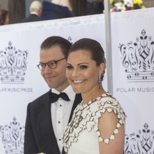 La princesse Victoria de Suède (en robe Ralph Lauren, bijoux de corps H&M, minaudière By Malene Birger) et le prince Daniel le 16 juin 2016 à la Maison des concerts de Stockholm pour la cérémonie du Polar Music Prize, qui a consacré Cecilia Bartoli (catégorie musicien classique) et Max Martin (catégorie musicien contemporain).