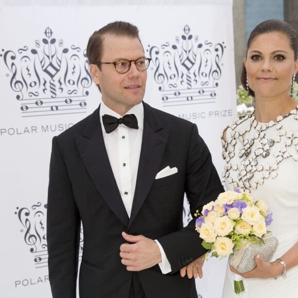 La princesse Victoria de Suède (en robe Ralph Lauren, bijoux de corps H&M, minaudière By Malene Birger) et le prince Daniel le 16 juin 2016 à la Maison des concerts de Stockholm pour la cérémonie du Polar Music Prize, qui a consacré Cecilia Bartoli (catégorie musicien classique) et Max Martin (catégorie musicien contemporain).