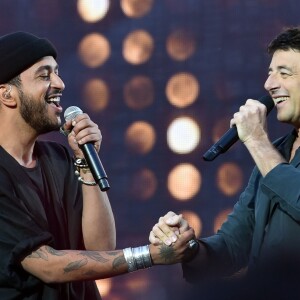 Exclusif - Slimane, à gauche, et Patrick Bruel lors de l'émission de télévision pour TF1 "La Chanson de l'Année 2016" à Nîmes le 17 juin 2016. © Bruno Bebert / Bestimage