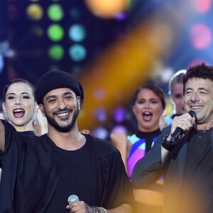 Exclusif - Slimane, à gauche, et Patrick Bruel lors de l'émission de télévision pour TF1 "La Chanson de l'Année 2016" à Nîmes le 17 juin 2016. © Bruno Bebert / Bestimage