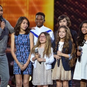 Exclusif - Nikos Aliagas et le groupe Kids United lors de l'émission de télévision pour TF1 "La Chanson de l'Année 2016" à Nîmes le 17 juin 2016. © Bruno Bebert / Bestimage