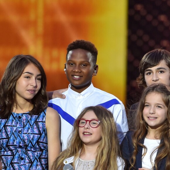 Exclusif - Nikos Aliagas et le groupe Kids United lors de l'émission de télévision pour TF1 "La Chanson de l'Année 2016" à Nîmes le 17 juin 2016. © Bruno Bebert / Bestimage