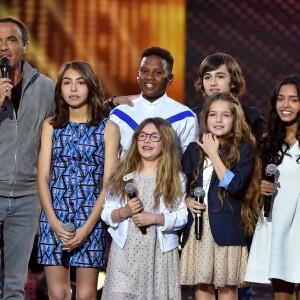 Exclusif - Nikos Aliagas et le groupe Kids United lors de l'émission de télévision pour TF1 "La Chanson de l'Année 2016" à Nîmes le 17 juin 2016. © Bruno Bebert / Bestimage