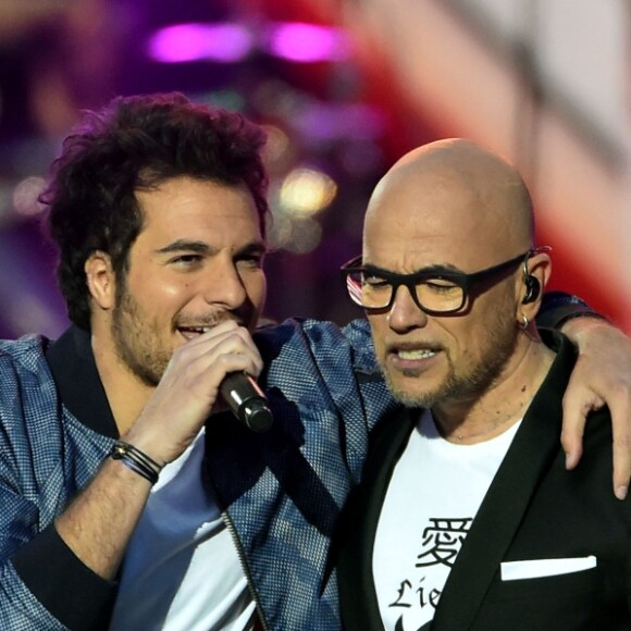 Exclusif - Amir, à gauche, et Pascal Obispo lors de l'émission de télévision pour TF1 "La Chanson de l'Année 2016" à Nîmes le 17 juin 2016. © Bruno Bebert / Bestimage