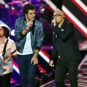 Exclusif - Amir, à gauche, et Pascal Obispo lors de l'émission de télévision pour TF1 "La Chanson de l'Année 2016" à Nîmes le 17 juin 2016. © Bruno Bebert / Bestimage