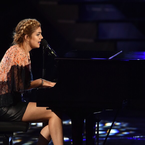 Exclusif - Louane Emera lors de l'émission de télévision pour TF1 "La Chanson de l'Année 2016" à Nîmes le 17 juin 2016. © Bruno Bebert / Bestimage