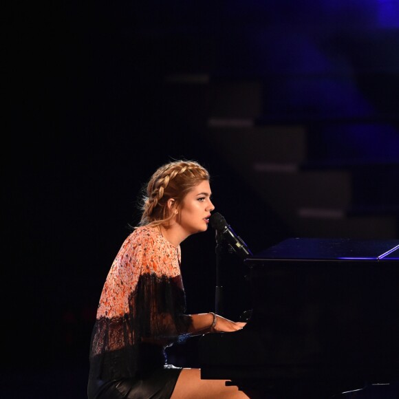 Exclusif - Louane Emera lors de l'émission de télévision pour TF1 "La Chanson de l'Année 2016" à Nîmes le 17 juin 2016. © Bruno Bebert / Bestimage