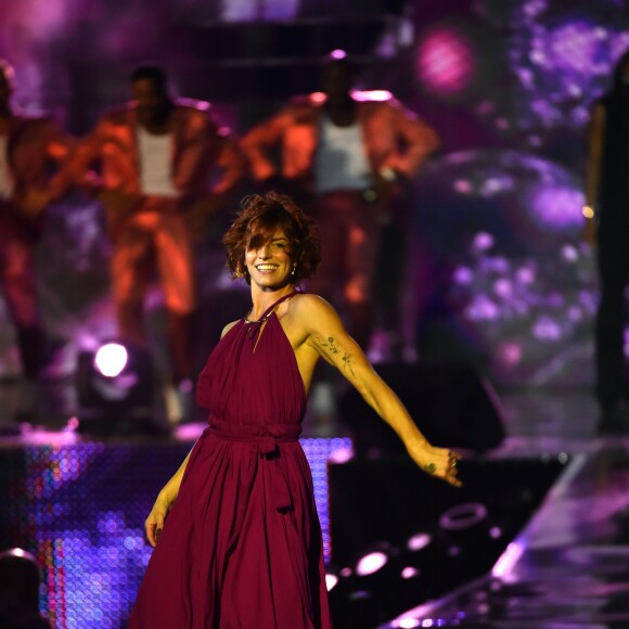 Exclusif - Fauve Hautot lors de l'émission de télévision pour TF1 "La Chanson de l'Année 2016" à Nîmes le 17 juin 2016. © Bruno Bebert / Bestimage