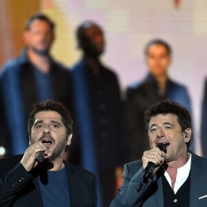 Exclusif - Patrick Fiori, à gauche, et Patrick Bruel lors de l'émission de télévision pour TF1 "La Chanson de l'Année 2016" à Nîmes le 17 juin 2016. © Bruno Bebert / Bestimage
