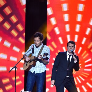 Exclusif - Vianney, à gauche, et Marc Lavoine lors de l'émission de télévision pour TF1 "La Chanson de l'Année 2016" à Nîmes le 17 juin 2016. © Bruno Bebert / Bestimage