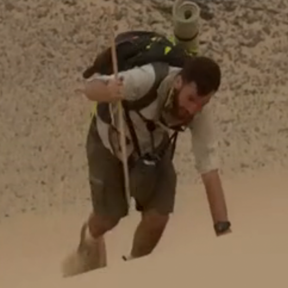 Michaël Youn dans l'émission "À l'état sauvage", diffusée le 28 juin sur M6. Il a parcouru 150 kilomètres en Namibie aux côtés de l'aventurier Mike Horn.