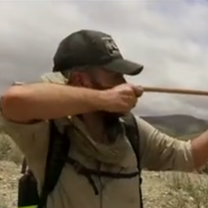 Michaël Youn dans l'émission "À l'état sauvage", diffusée le 28 juin sur M6. Il a parcouru 150 kilomètres en Namibie aux côtés de l'aventurier Mike Horn.