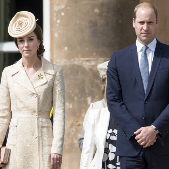 Le prince William, duc de Cambridge et Kate Middleton, la duchesse de Cambridge participent à une garden party au château de Hillsborough, en Irlande du Nord, le 14 juin 2016.