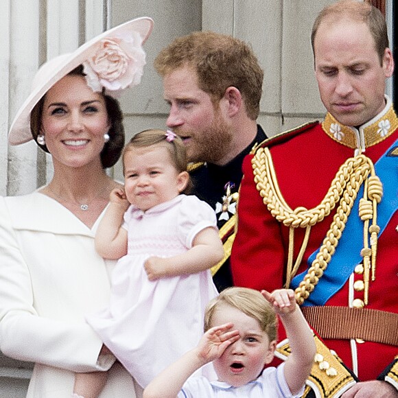 Kate Middleton, duchesse de Cambridge, la princesse Charlotte, le prince George, le prince William et le prince Harry - La famille royale d'Angleterre au balcon du palais de Buckingham lors de la parade "Trooping The Colour" à l'occasion du 90ème anniversaire de la reine. Le 11 juin 2016